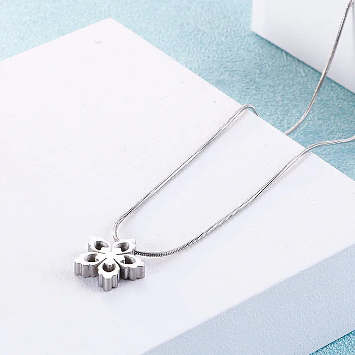 ID:0122 | SET Flor plateada(Aretes + Colgante)