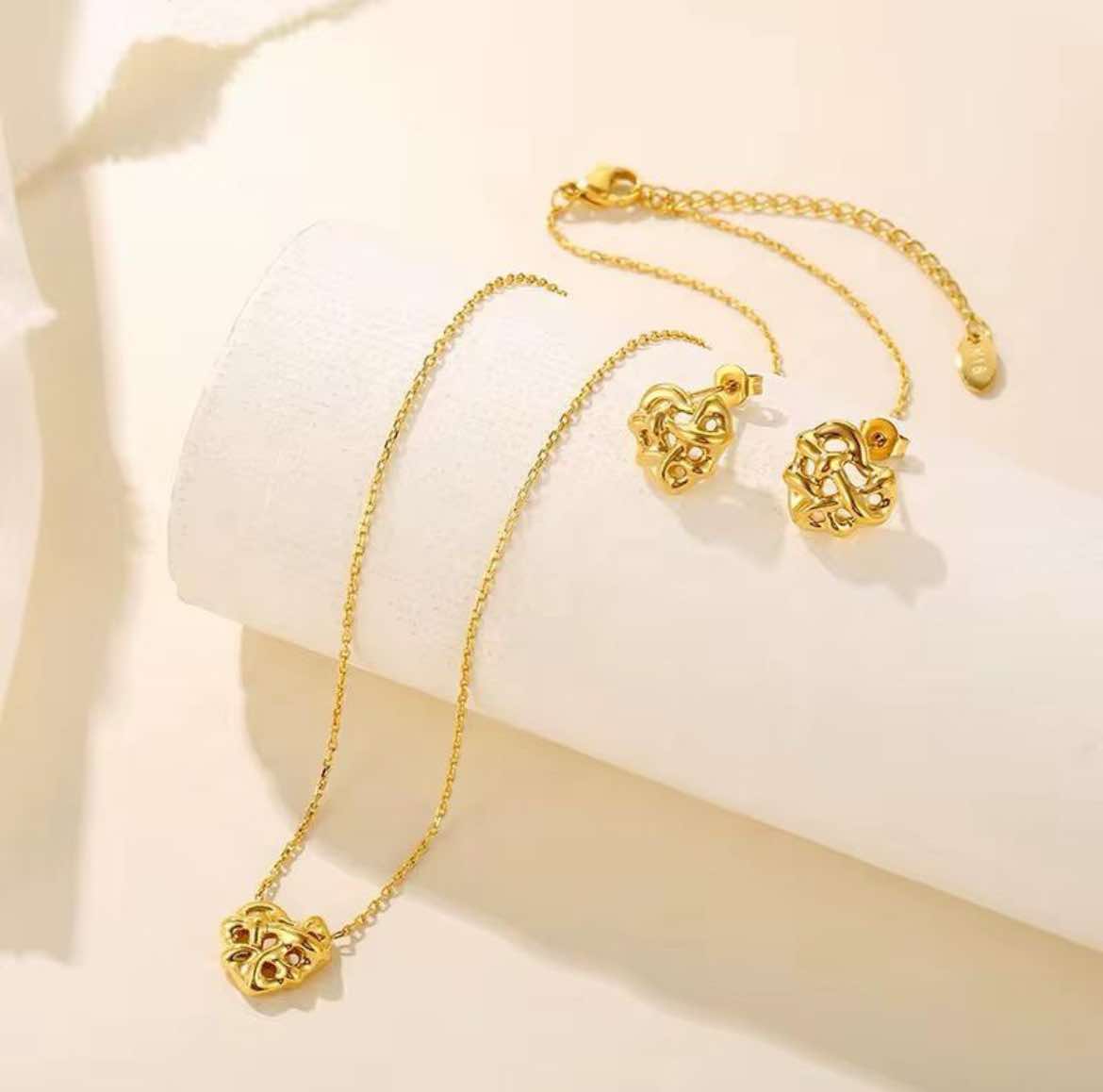 ID:0117 |Set dorado de corazones (Aretes + Colgante)