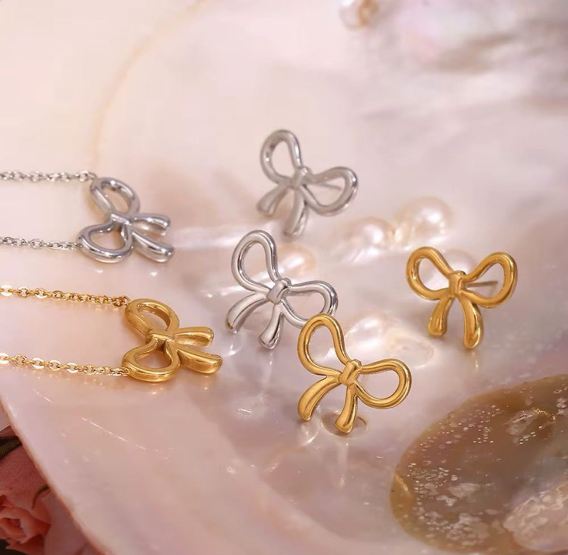 ID:0029 | Set de lazos plateado (Colgante + Aretes)