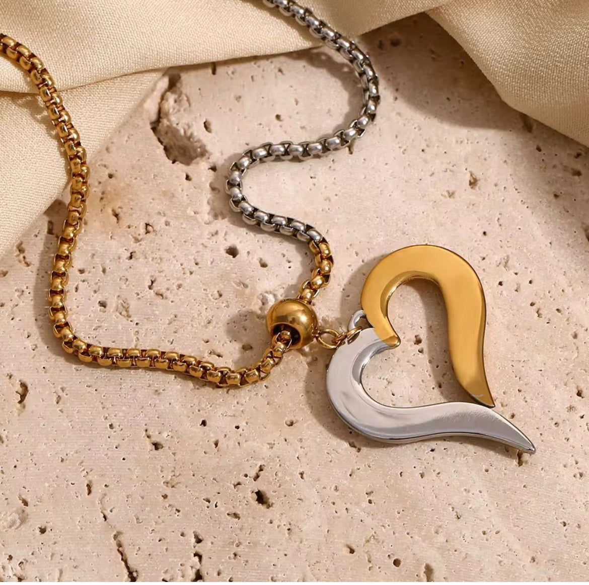 ID:0014_C | Collar de corazón dorado y plata