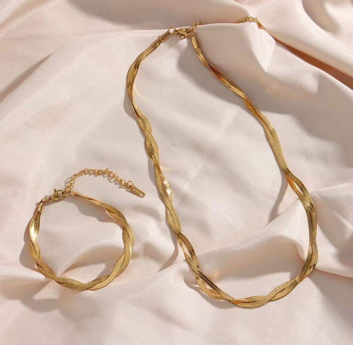 ID:0023_S | Set de pulsera y collar trenzada dorada
