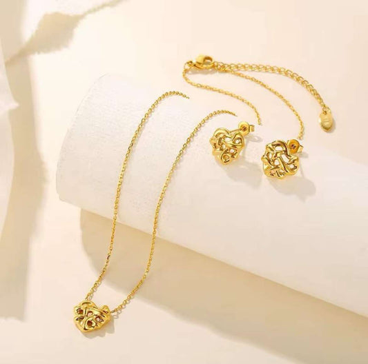 ID:0117 |Set dorado de corazones (Aretes + Colgante)