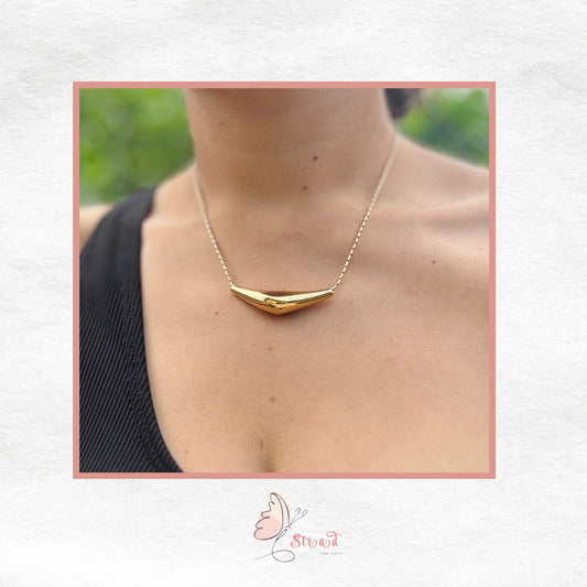ID:0015_C | Colgante de triangulo dorado
